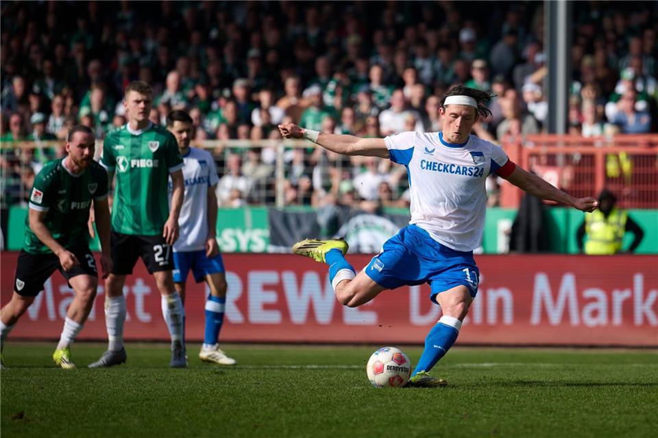 Fabian Reese (r) trifft vom Punkt.Bernd Thissen/dpa