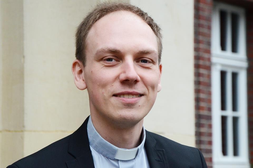 Fabian Tilling wird am Samstag als neuer leitender Pfarrer in sein Amt eingeführt.