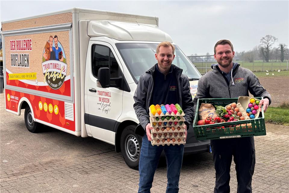 Fabian (rechts) und Jonas Stenkamp haben sich auf die regionale Vermarktung von Eiern spezialisiert. Im Aufbau ist derzeit ein Online-Shop mit weiteren landwirtschaftlichen Erzeugnissen.