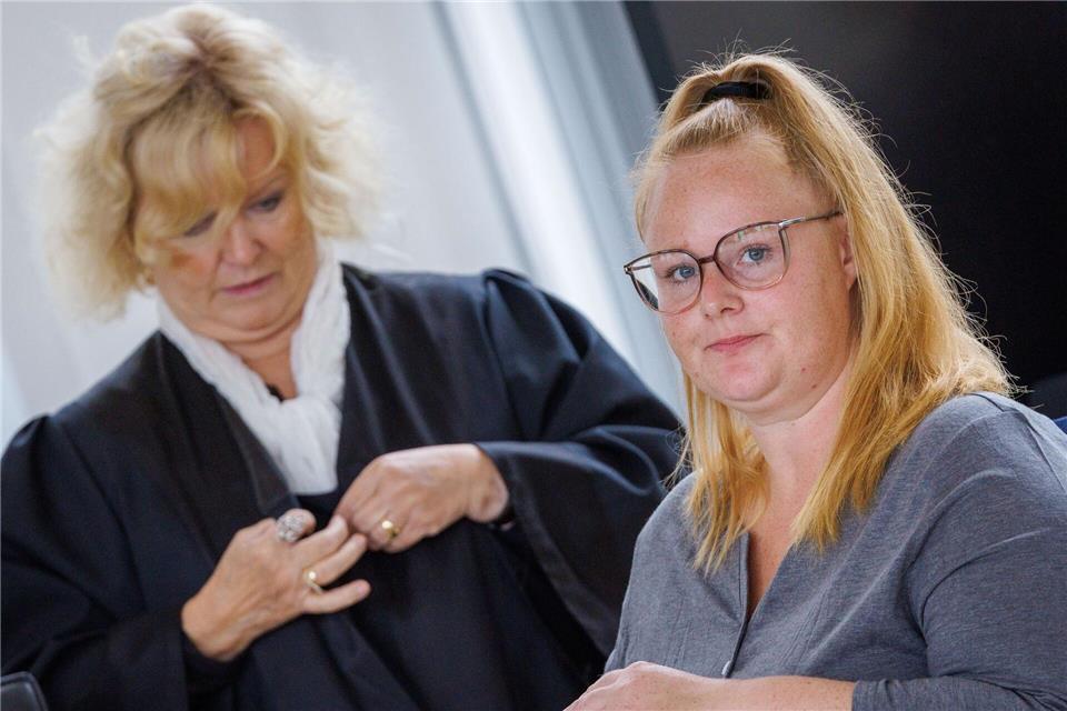 Fabians Mutter (rechts) nimmt mit ihrer Rechtsanwältin Christine Habetha (links) als Nebenklägerin an dem Prozess teil. Jens Büttner/dpa
