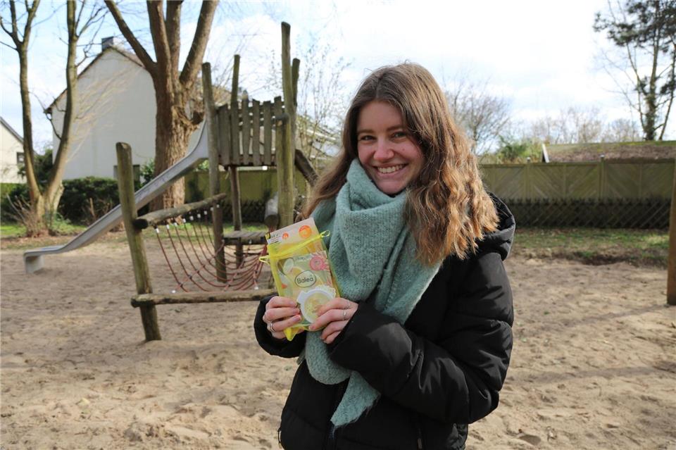 Fabienne Wagner - ein der Followerinnen - findet ein Geschenk auf dem Spielplatz.Benjamin Müller/dpa