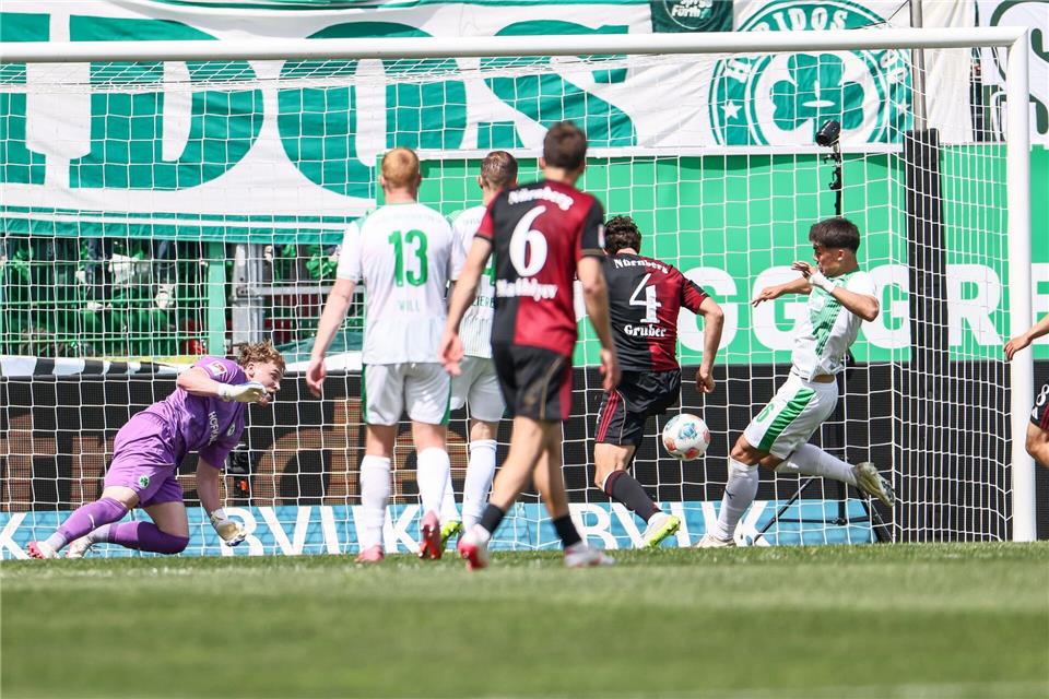 Fabio Gruber (Nr. 4) stochert den Ball zum 1:1 ins Fürther Tor.Daniel Löb/dpa