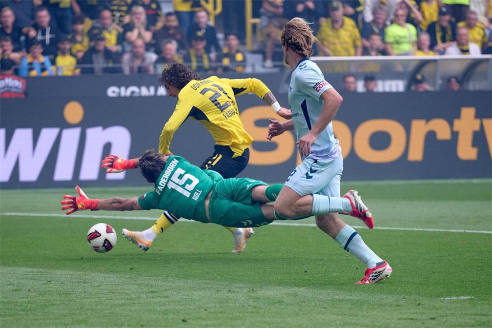 Fábio Silva (M) brachte den BVB früh in Führung.Bernd Thissen/dpa