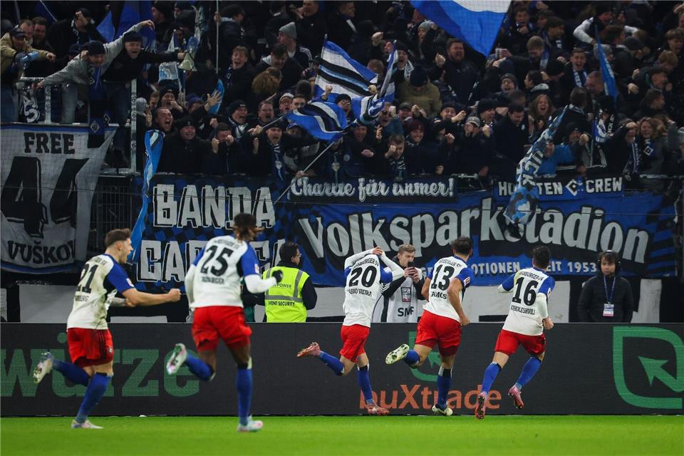 Fabio Vieira (Rückennummer 20) traf in der Nachspielzeit zum umjubelten Siegtreffer.Christian Charisius/dpa