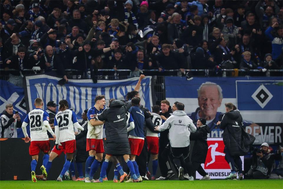 Fabio Vieira wird für seinen Last-Minute-Treffer gegen Stuttgart gefeiert. Christian Charisius/dpa