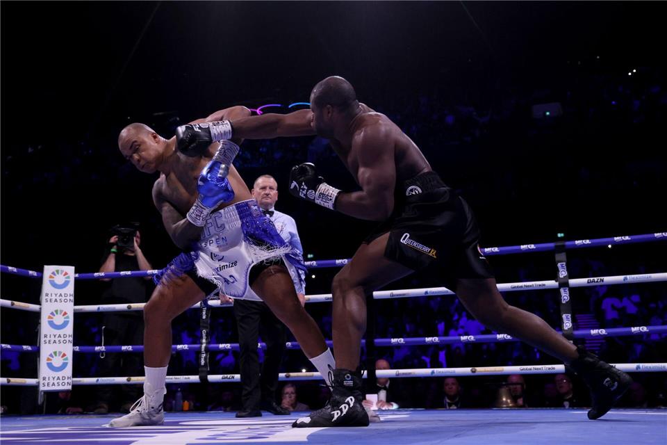 Fabio Wardley (l) und Daniel Dubois während ihres WM-Duells.Richard Sellers/PA Wire/dpa