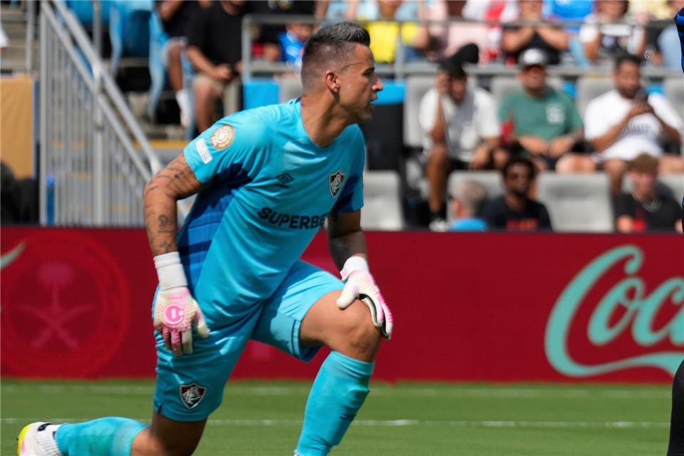 Fábio ist nach Angaben seines Clubs nun Rekordspieler (Archivbild)Chris Carlson/AP/dpa