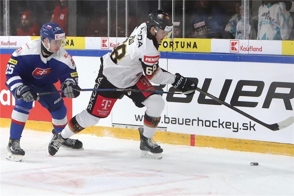 Fabrizio Pilu (r) bleibt in Augsburg. (Archivbild)Ján Krolák/TASR/dpa