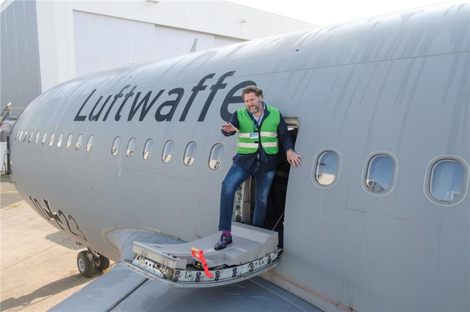 Fabrizio Sepe betrachtet die Tragflächen seines Airbus A310. Der Serengeti-Park will den Flieger zu einem Restaurant umrüsten. Ole Spata/dpa