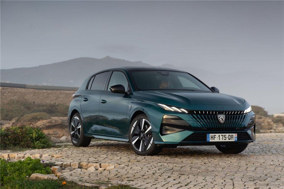 Facelift: Die aufgefrischte Frontpartie des Peugeot 308 kommt mit einer stark veränderten Lichtsignatur und beleuchtetem Löwenlogo.Peugeot/dpa-tmn