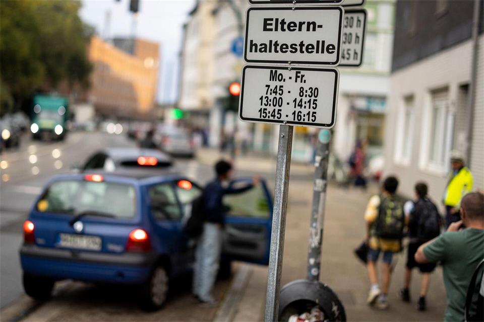 Fachleute: Eltern sollten die Kinder schon in einiger Entfernung von der Schule absetzen. Vielfach gibt es dafür bereits eingerichtete Haltepunkte. (Archivbild)Christoph Reichwein/dpa