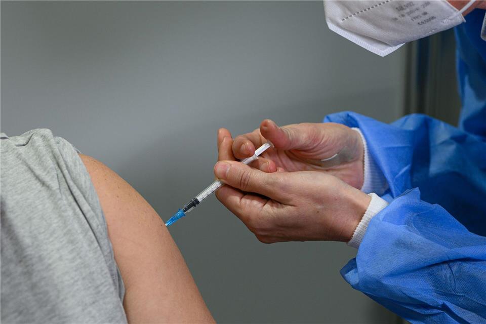 Fachleute bewerten insgesamt den Nutzen der Impfung für die Mehrheit der Bevölkerung als größer als die bekannten Risiken. Ärztliche Beratung sollte jedoch individuell erfolgen. (Symbolbild)Robert Michael/dpa-Zentralbild/dpa