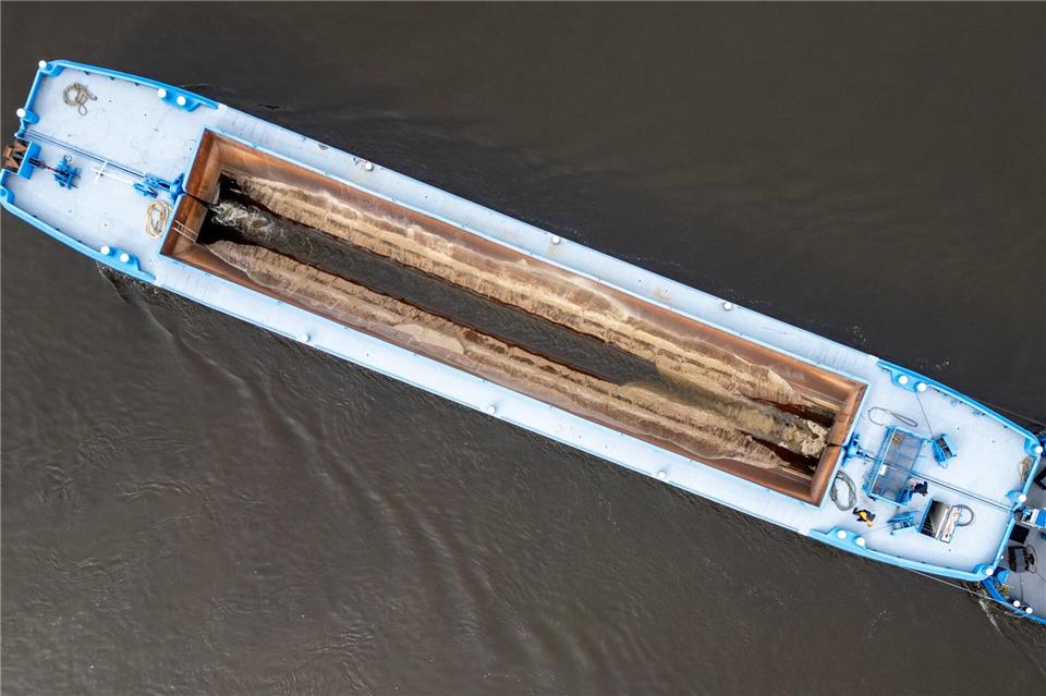 Fachleute geben Material in den Fluss, um die fortschreitende Eintiefung zu bremsen.Hendrik Schmidt/dpa