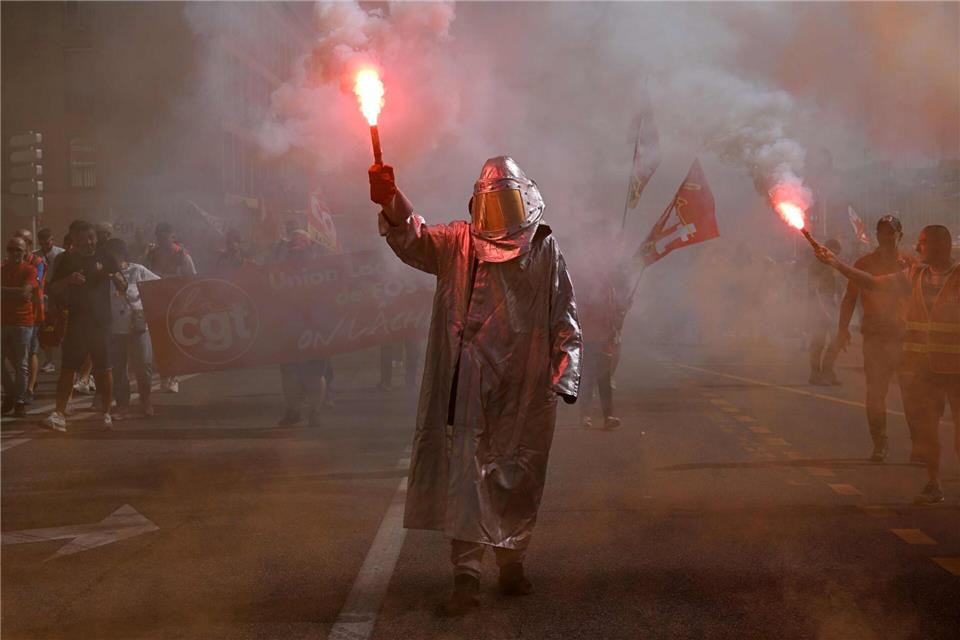 Fackeln in Marseille - landesweite Proteste in FrankreichMiguel Medina/AFP/dpa