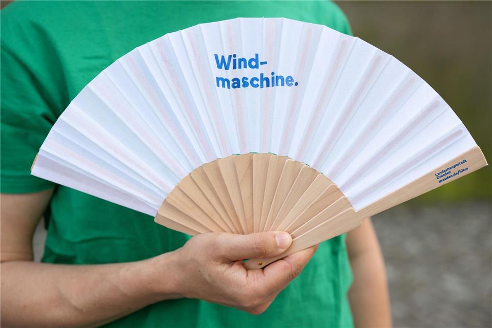 Fächer gewissermaßen als faltbare Windmaschinen sind gefragt.Sebastian Kahnert/dpa