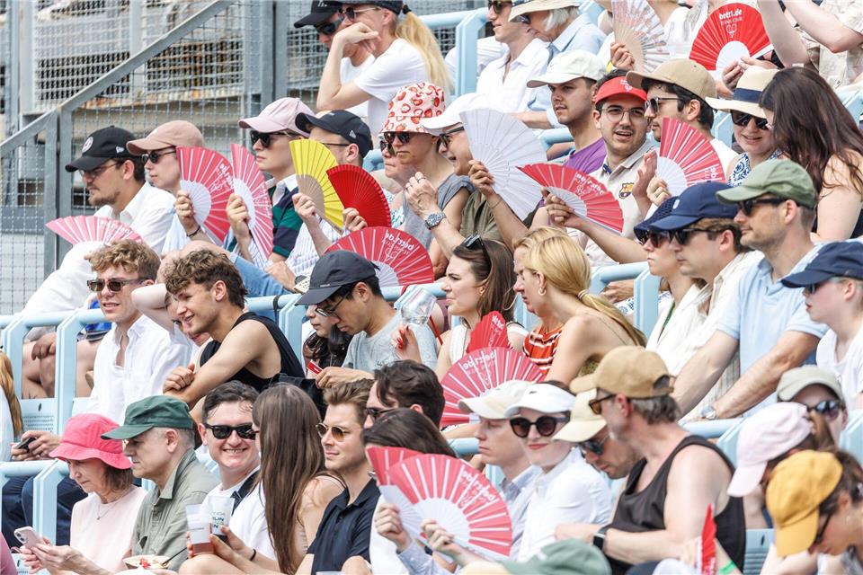 Fächer waren beim Tennis-Turnier im Juni in Berlin auf den Zuschauerrängen gefragt.Andreas Gora/dpa