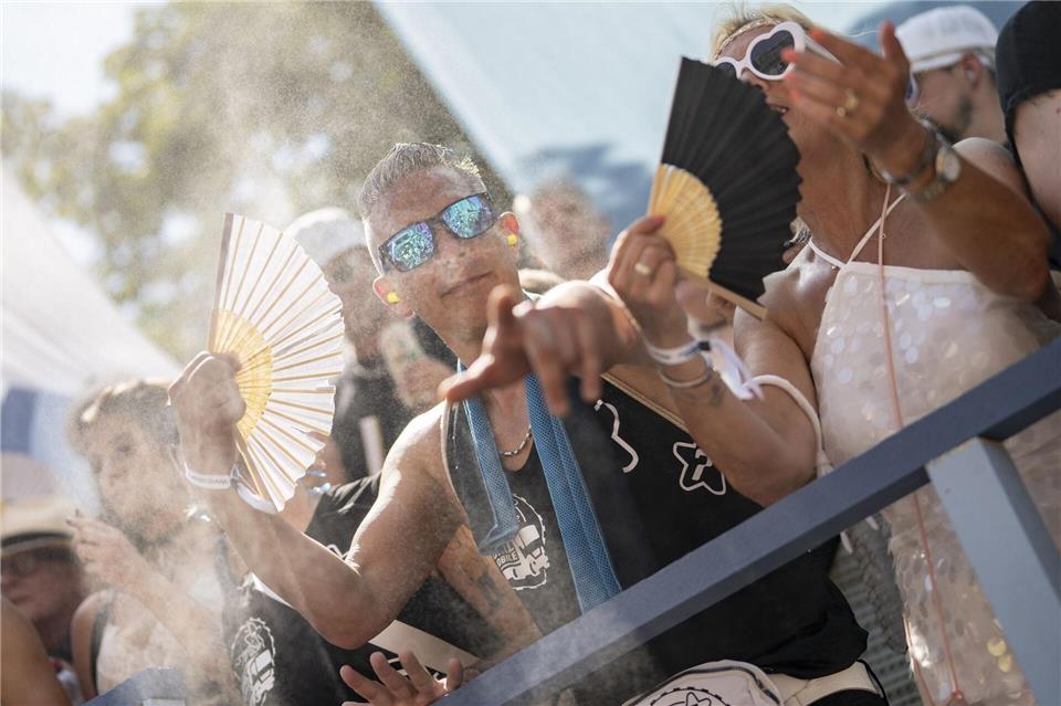 Fächer waren wegen der großen Hitze ein wichtiges Parade-Accessoire.Til Buergy/KEYSTONE/dpa