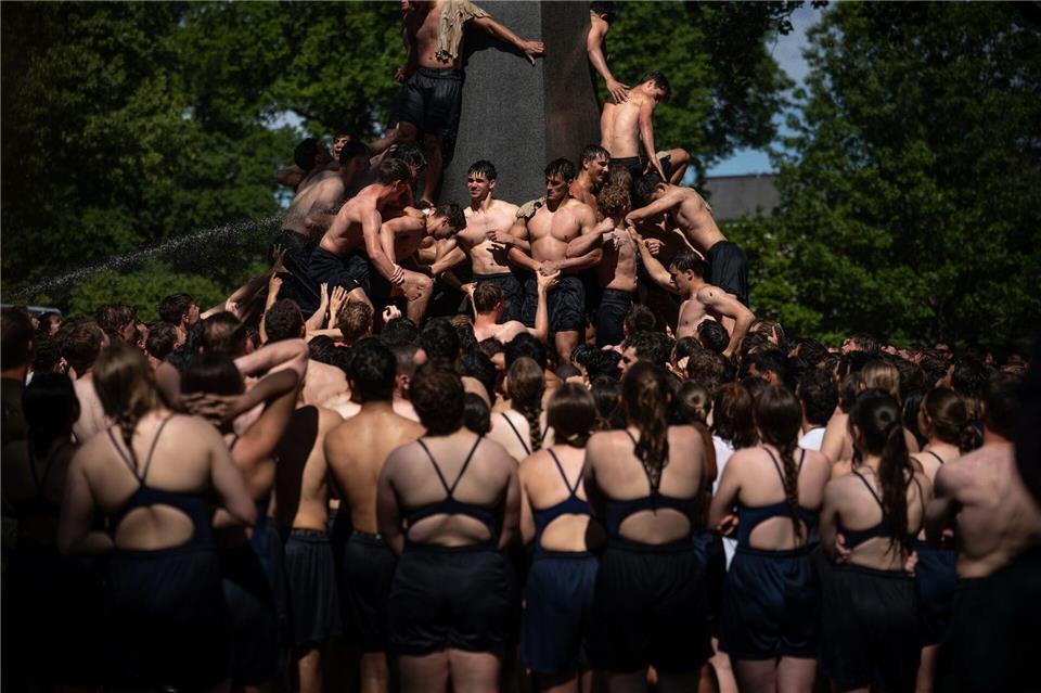 Fähnriche im ersten Jahr erklimmen das Herndon-Denkmal zum Abschluss ihres Studienjahres an der US Naval Academy in Annapolis.Julia Demaree Nikhinson/AP/dpa