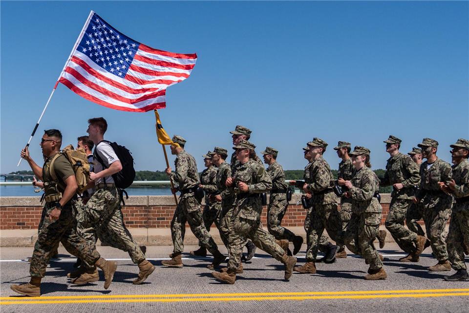 Fähnriche laufen über die Brücke der Marineakademie in Annapolis.Julia Demaree Nikhinson/AP/dpa