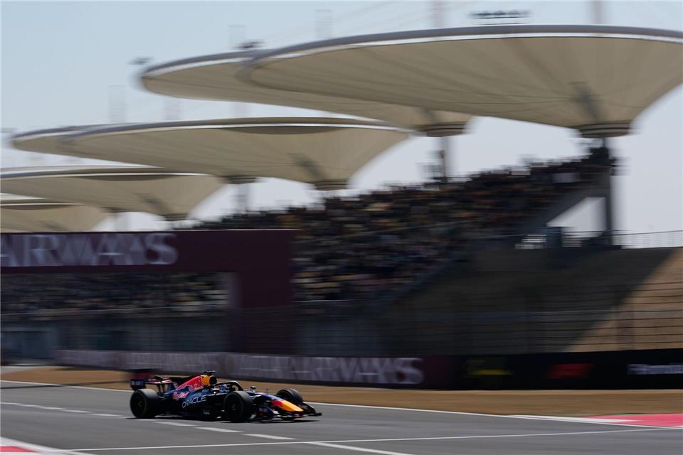 Fährt auch in China hinterher: Max Verstappen im Red Bull.Andy Wong/AP/dpa