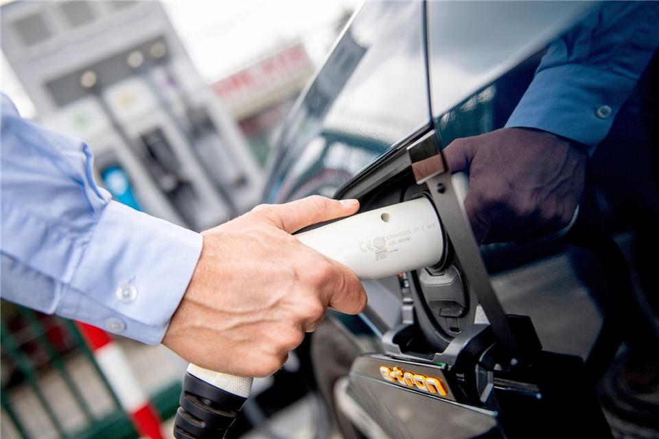 Fährt der Dienstwagen rein elektrisch? Dann fällt der zu versteuernde geldwerte Vorteil deutlich geringer aus.picture alliance/dpa/dpa-tmn