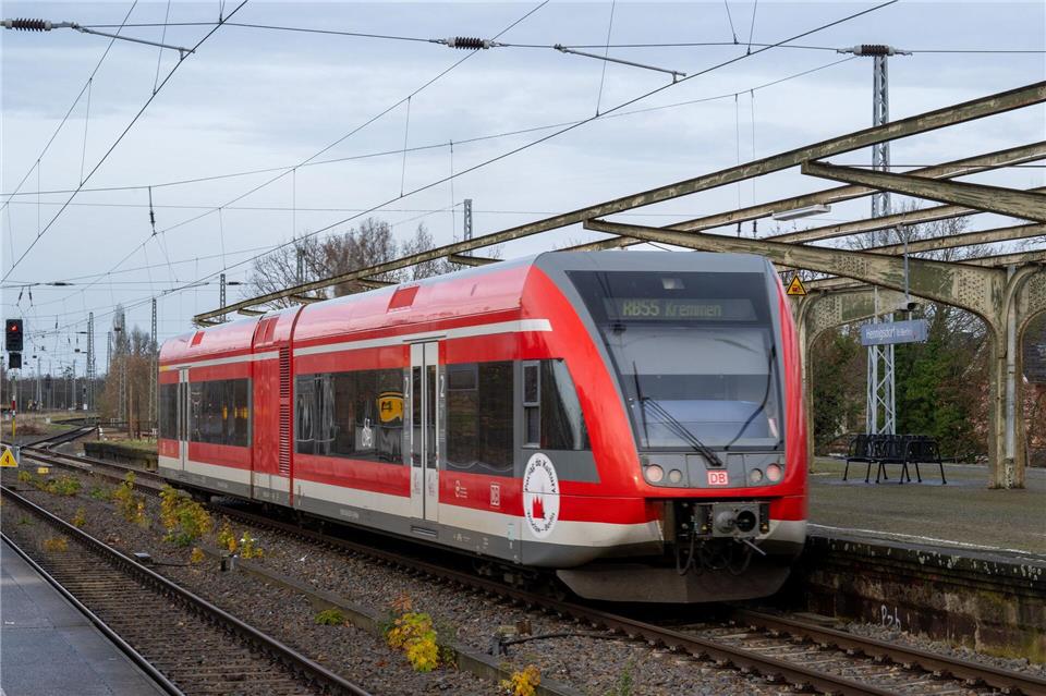 Fährt heute zum letzten Mal: Der sogenannte Kulturzug zwischen Berlin und Breslau. (Archivbild)Soeren Stache/dpa