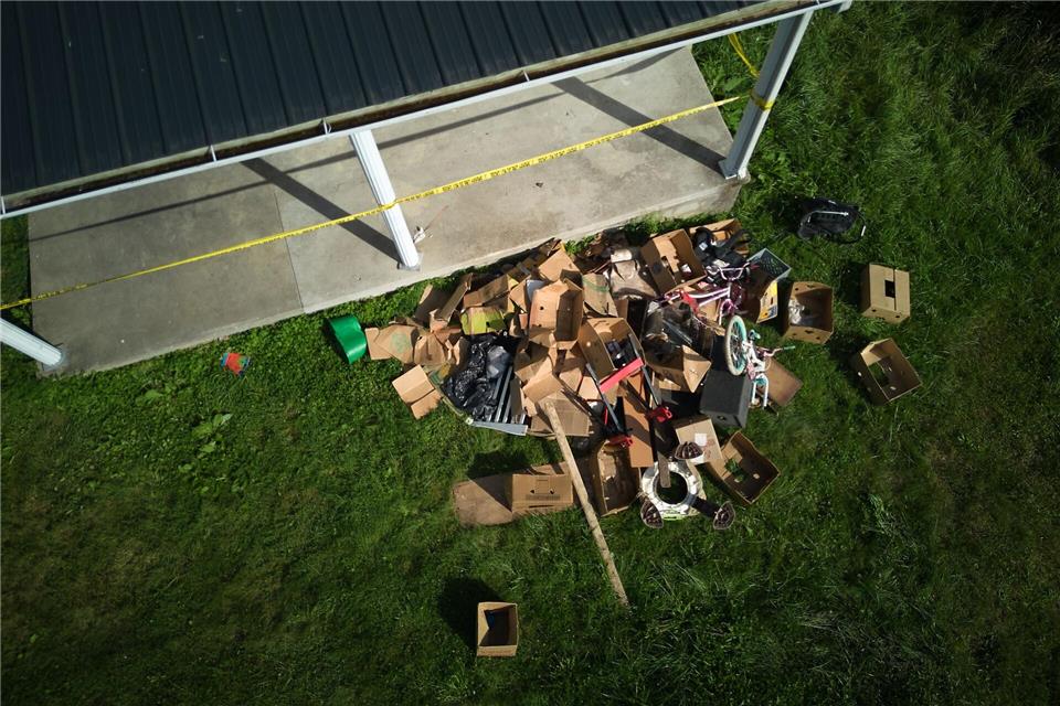 Fäkalien,Müll und 16 Kinder auf engstem Raum fanden die Behörden in diesem Holzhaus im US-Bundesstaat Ohio vor.Carolyn Kaster/AP/dpa