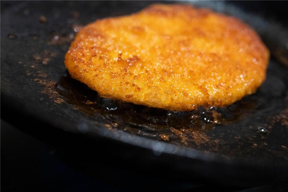 Veggie-„Schnitzel“ vor dem Aus? Rügenwalder Mühle warnt Fällt das „Schnitzel“ fürs Veggie-Regal weg, müsste Rügenwalder Mühle viele Produkte neu benennen. (Symbolbild)Marijan Murat/dpa