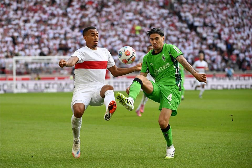 Fällt im Rückspiel gegen Stuttgart aus: Gladbachs Kevin Diks (r). (Archivbild)Marijan Murat/dpa