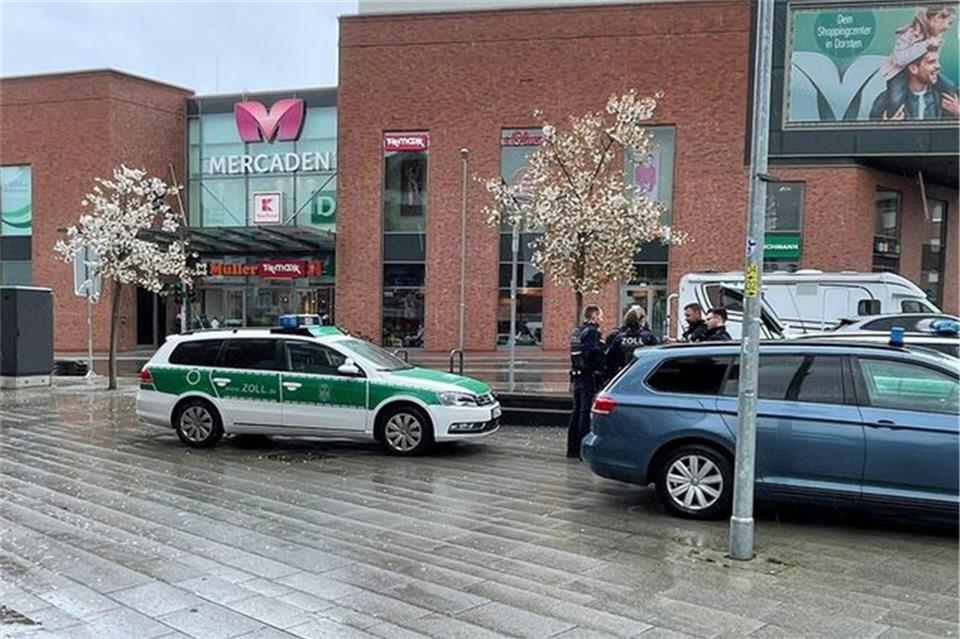 Fahnder des Hauptzollamtes Dortmund waren am Mittwoch (12.4.) in Dorsten, um zwei Geschäfte in den Mercaden zu kontrollieren. 