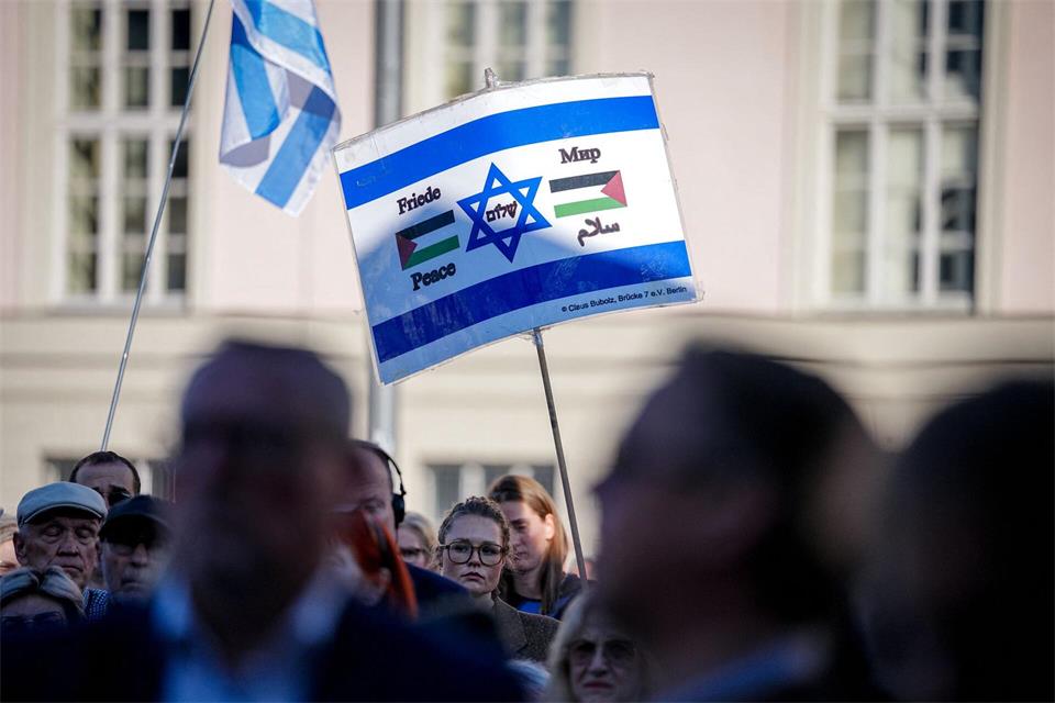 Fahnen Israel sind bei der Gedenkveranstaltung zum Jahrestag des Terrorangriffs auf Israel auf dem Bebelplatz zu sehen.Kay Nietfeld/dpa