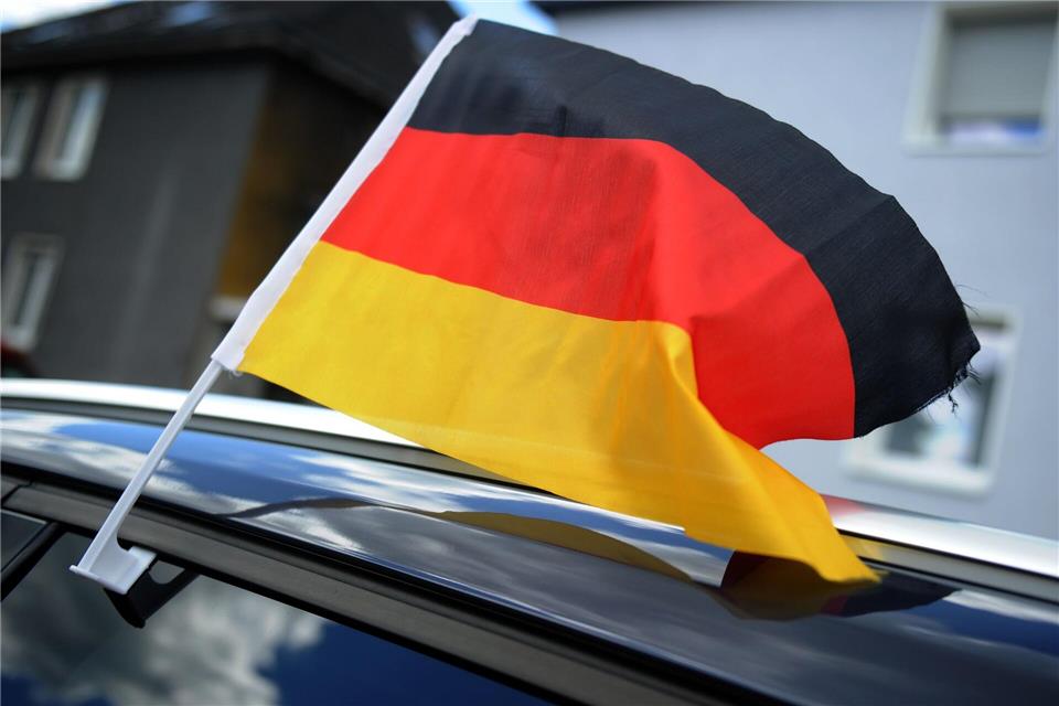 Fahnen und Fan-Deko mit Maß: Kleine Fähnchen und Spiegelsocken sind erlaubt, solange sie die Sicht nicht einschränken oder sich bei schneller Fahrt lösen können.picture alliance / dpa