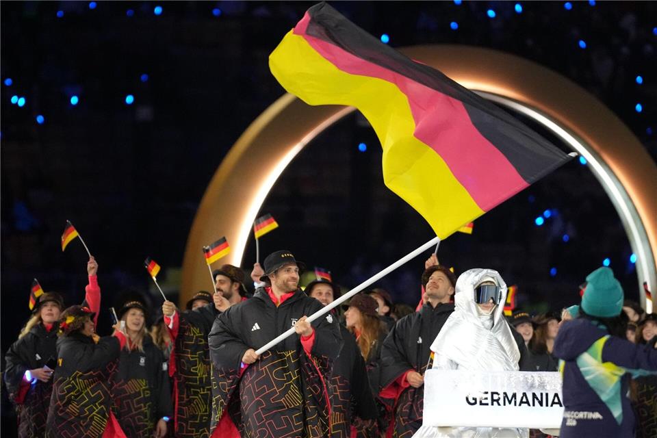 Fahnenträger Leon Draisaitl führte das deutsche Team in Mailand an.Natacha Pisarenko/AP/dpa