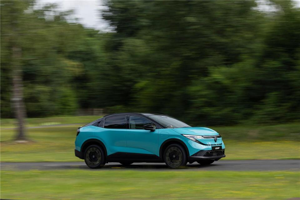Fahren, Fahren, Fahren auf der Autobahn? Nicht nur, da hat man die freie Wahl und kommt mit einer Ladung je nach Modell bestenfalls bis zu über 600 Kilometer weit. Guillem Hernandez/Nissan/dpa-tmn