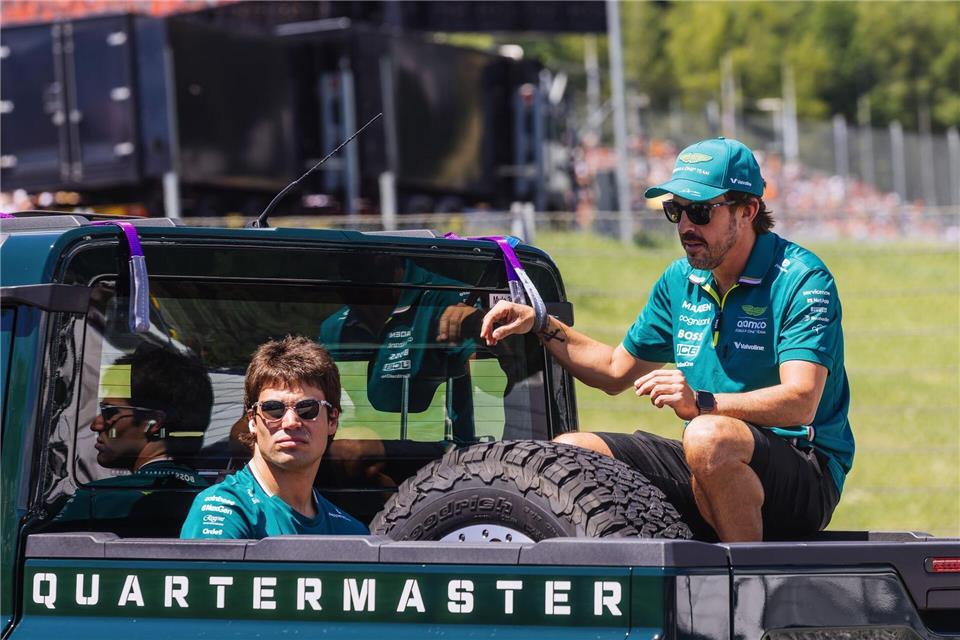 Fahren diese Saison oft hinterher: Fernando Alonso (r) und Aston-Martin-Kollege Lance Stroll.Philipp von Ditfurth/dpa
