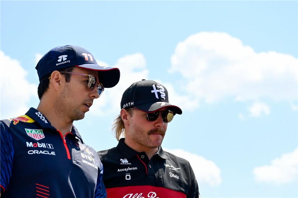 Fahren nächstes Jahr zusammen für Cadillac: Sergio Perez (l) und Valtteri Bottas (Archivbild)Denes Erdos/AP/dpa