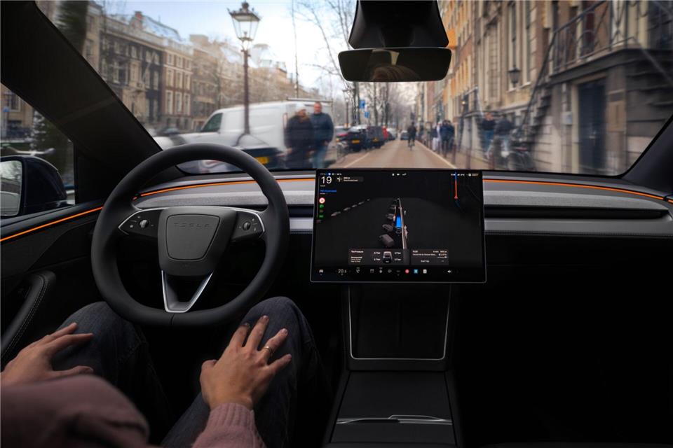 Fahren wie von Geisterhand: Immer mehr Hersteller wie auch Tesla können Fahrerassistenzsysteme anbieten, bei denen man die Hände in vielen Situationen vom Steuer nehmen kann.Tesla/dpa-tmn