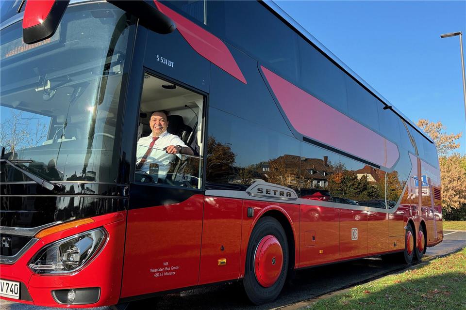 Fahrer Erhan Galush im neuen Sprinterbus.