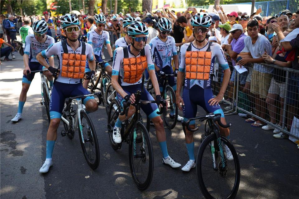Fahrer des Bauhaus-Teams mit einer Kühlweste bei der Tour de France im Jahr 2024. (Archivbild)Daniel Cole/AP/dpa