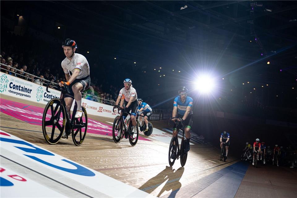 Fahrer stehen am Start beim Sechstagerennen in Berlin.Fabian Sommer/dpa