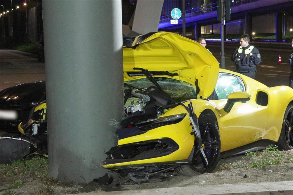 Fahrer und Beifahrer kamen mit leichten Verletzungen davon. Patrick Schüller/dpa