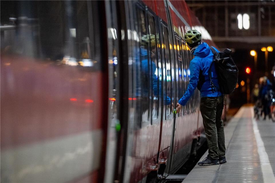 Fahrgäste auf den Linien RB110 und RE6 müssen mit geänderten Fahrzeiten und Busersatzverkehr rechnen (Symbolbild)Hendrik Schmidt/dpa