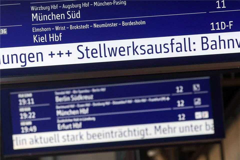 Fahrgäste der Bahn müssen sich zwischen Berlin und Hamburg auf Verspätungen und Zugausfälle einstellen.Bodo Marks/dpa