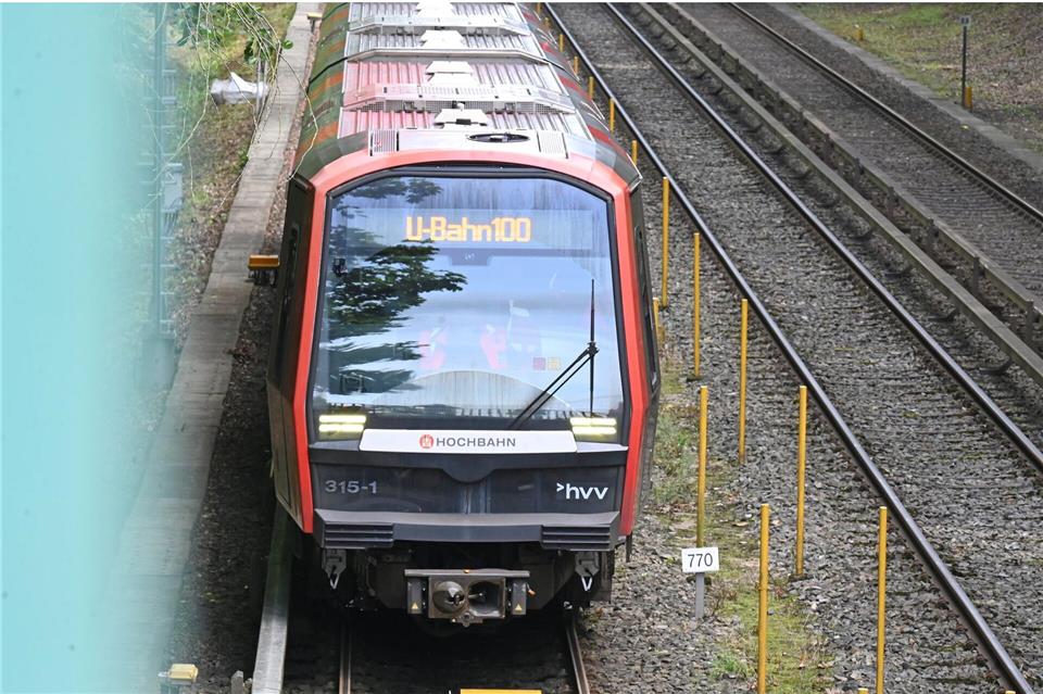 Fahrgäste der Hamburger U-Bahn und zahlreicher Busse müssen sich am Montag wegen eines Warnstreiks auf erhebliche Einschränkungen einstellen. (Archivbild)David Hammersen/dpa