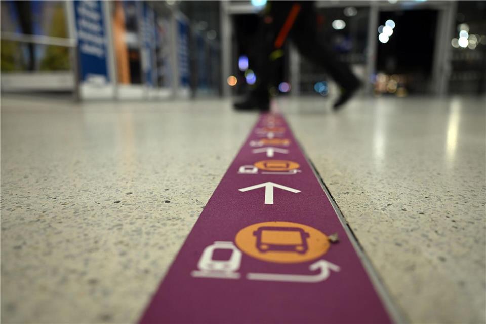 Fahrgäste der Lahn-Kinzig-Bahn müssen umsteigen. Federico Gambarini/dpa