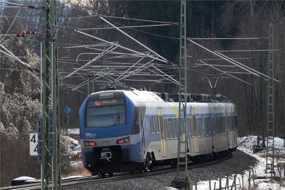 Fahrgäste der Mangfalltalbahn werden bis Ende Juni Alternativen brauchen. (Symbolbild)Peter Kneffel/dpa