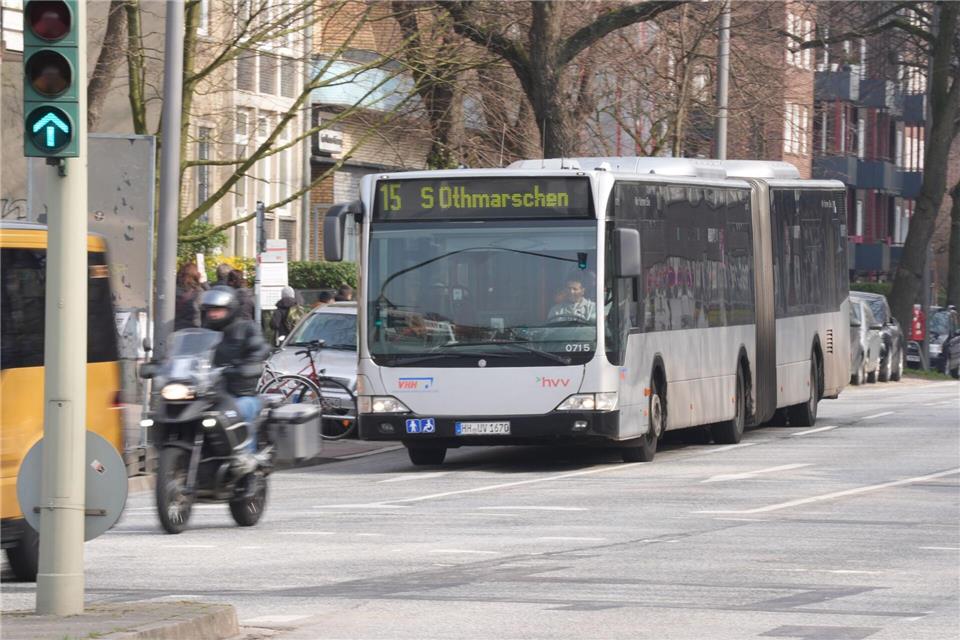 Fahrgäste der Verkehrsbetriebe Hamburg-Holstein (VHH) müssen sich schon wieder auf Einschränkungen einstellen. (Archivbild)Marcus Brandt/dpa