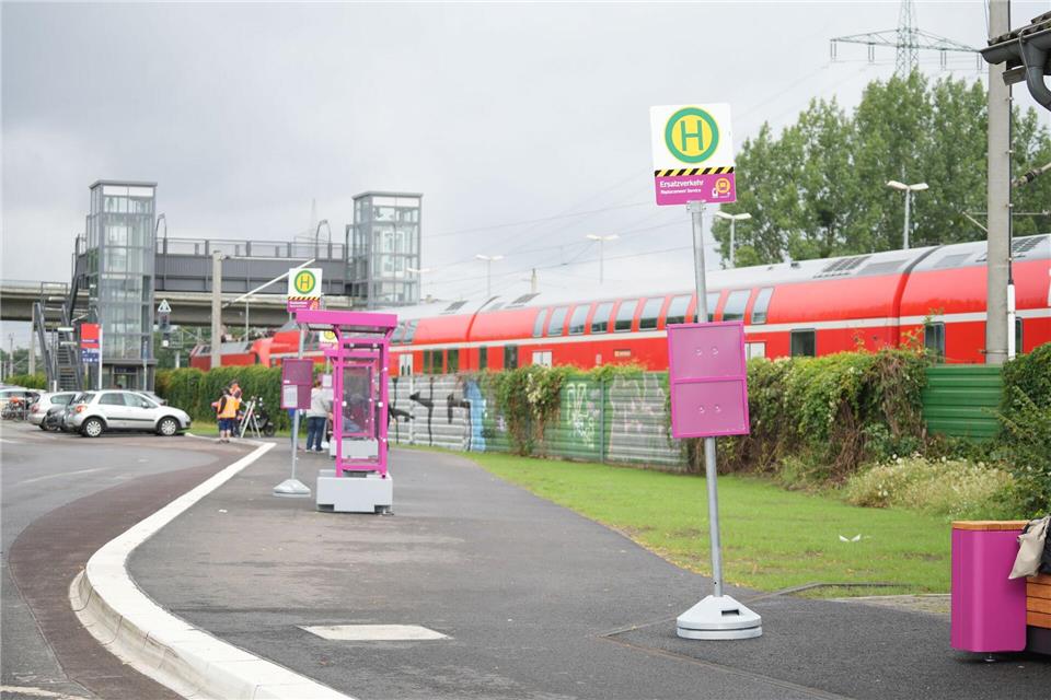 Fahrgäste im Regionalverkehr mussten während der Sanierung auf Busse umsteigen. (Archivbild.)Manuel Genolet/dpa