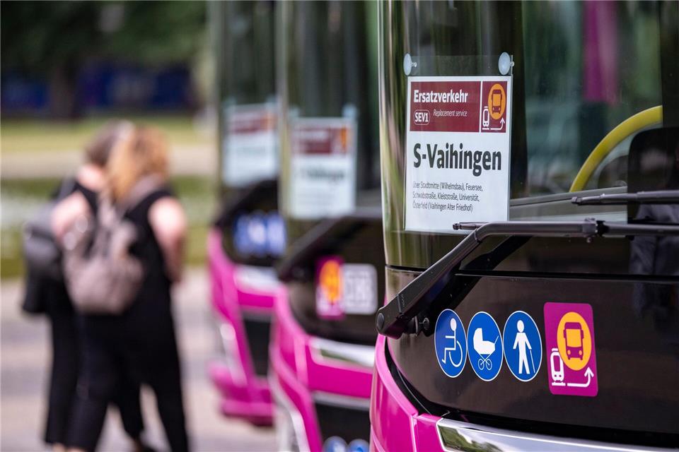 Fahrgäste in der Stuttgarter Innenstadt müssen in den kommenden Wochen Ersatzbusse nehmen. Die S-Bahn ist bis Mitte September komplett gesperrt. (Archivbild)Marijan Murat/dpa