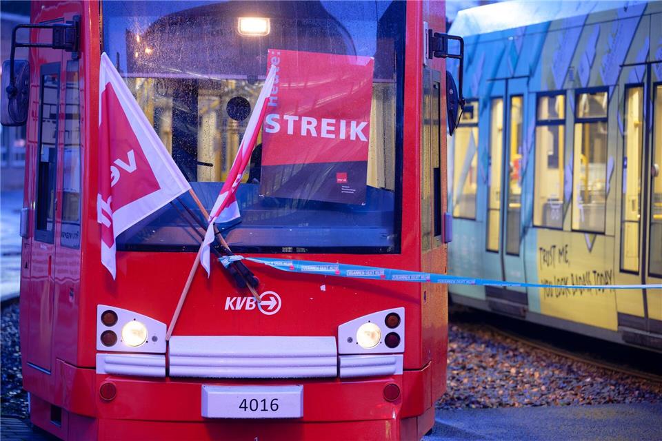 Fahrgäste in zahlreichen deutschen Städten wie hier in Köln müssen sich am Montag auf erhebliche Einschränkungen im öffentlichen Nahverkehr einstellen – nur in Niedersachsen nicht.Henning Kaiser/dpa